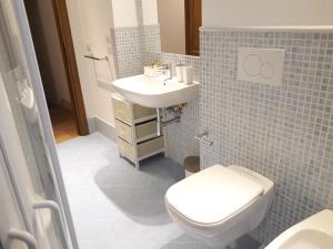 a bathroom with a toilet and a sink at La Corte Antica in Pienza