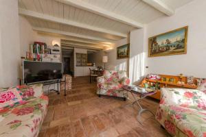 un soggiorno con 2 divani e una TV di ALTIDO Apt on the Coast of Portofino with Lovely View a Portofino