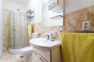 Bathroom sa Apartments Ave