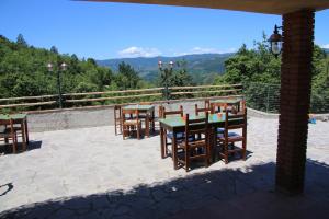 - un ensemble de tables et de chaises sur une terrasse dans l'établissement podere il sorriso degli angeli, à Pistoia