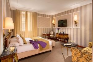 sypialnia z łóżkiem i salon w obiekcie Hotel Savoy w Rzymie
