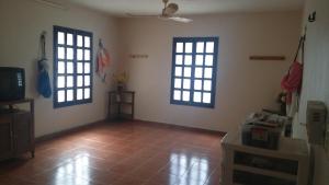 Zimmer mit 2 Fenstern und Fliesenboden in der Unterkunft Casa Trujeque in Sisal