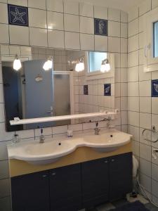 a bathroom with two sinks and a mirror at Côte de granit rose in Pleumeur-Bodou