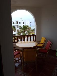 Habitación con balcón con mesa y sillas. en Marina Beach, en M'diq