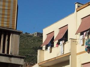 Blick auf ein Gebäude mit Kleidung aus dem Fenster in der Unterkunft B&B Dimora di Traiano in Terracina