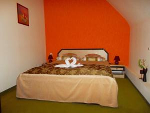 Un pat sau paturi într-o cameră la Pension Casa Sibianului