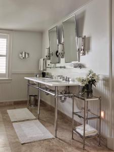 baño con lavabo y espejo grande en Inn at Perry Cabin en Saint Michaels