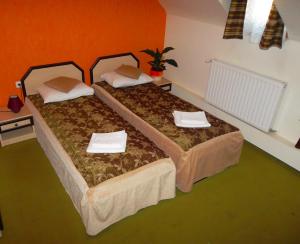 two beds in a room with two mattresses at Pension Casa Sibianului in Sibiu