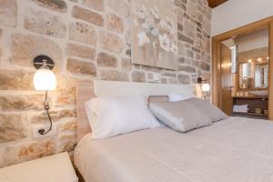 Postel nebo postele na pokoji v ubytování Villa Đelozija + 43 fotografií