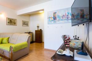 ein Wohnzimmer mit einem Sofa und einem Tisch in der Unterkunft Apartments Ave in Podstrana