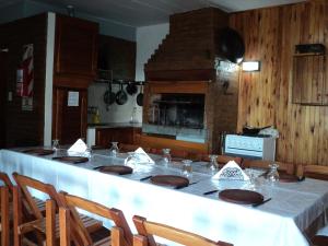 una mesa en una cocina con mantel blanco en Renacer en Federación