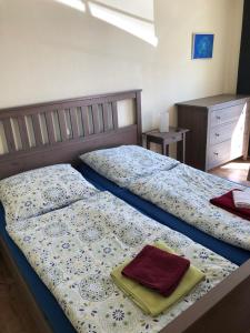 Ein Bett oder Betten in einem Zimmer der Unterkunft Gästezimmer am alten Kaffee Hof
