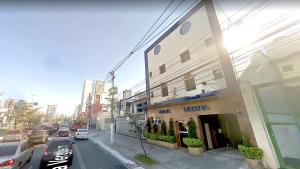 a street with cars parked on the side of a building at Hotel Luxatel (Adults Only) in Sao Paulo +12 photos