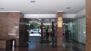 un pasillo de un edificio con un coche en la calle en Victory Business Flat, en João Pessoa 28 fotos más