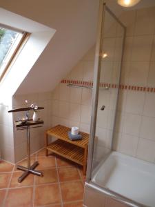クリュツにあるLandgut Oberhofの屋根裏のバスルーム(シャワー、バスタブ付)