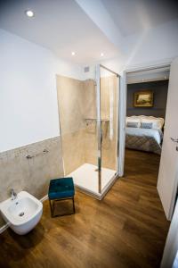 uma casa de banho com um chuveiro, um WC e um lavatório. em Arena Suite em Verona