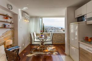 una pequeña cocina con mesa y ventana en Beach Split Apartments, en Split