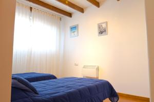 una camera da letto con un letto blu e una finestra di My Penthouse Valencia a Valencia