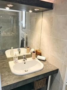 Bathroom sa Duplex Vieux Port - Cannes