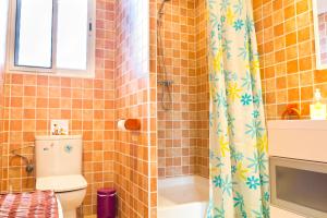un bagno con wc e doccia di My Penthouse Valencia a Valencia Altre 9 foto