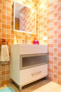 un bagno con lavandino e specchio di My Penthouse Valencia a Valencia