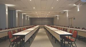 a conference room with long tables and red chairs at Transamerica Lagoa Santa in Lagoa Santa +49 photos