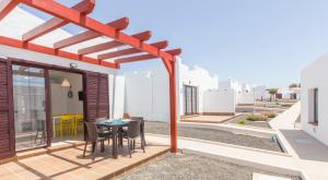 カレタ・デ・フステにあるSun Beach casita del solのパティオ(テーブル、椅子付)の景色を望めます。