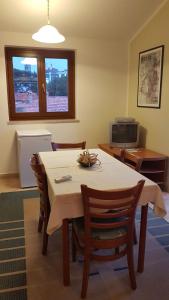 Un comedor con mesa y sillas en Apartments Villa Martinuzzi, en Rovinj 21 fotos más