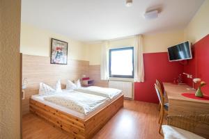 מיטה או מיטות בחדר ב-Gästehaus Schweizerhof