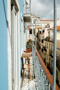 un tavolo sul balcone di un edificio di Vale Quiet & Comfort Flat a Lisbona