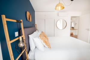 リスボンにあるVale Quiet & Comfort Flatの青い壁のベッドルーム1室(ベッド1台付)