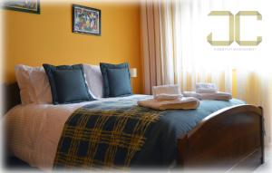 1 dormitorio con 1 cama con 2 toallas en Learn Porto Apartment by JC, en Oporto