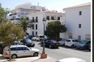 un grupo de coches estacionados en un estacionamiento en Apartamento en Nerja, en Nerja