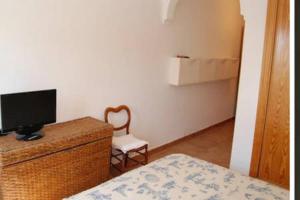 Un dormitorio con una cama y un televisor sobre una cómoda. en Apartamento en Nerja, en Nerja