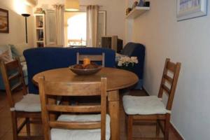 una mesa con sillas y un bol de fruta en ella en Apartamento en Nerja, en Nerja