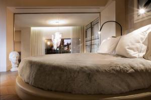 Hotel Palazzo Manfredi – Small Luxury Hotels of the World客房内的一张或多张床位