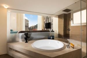 Hotel Palazzo Manfredi – Small Luxury Hotels of the World的一间浴室