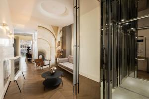 罗马Hotel Palazzo Manfredi – Small Luxury Hotels of the World的带沙发和桌子的客厅