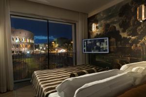 Hotel Palazzo Manfredi – Small Luxury Hotels of the World的电视和/或娱乐中心