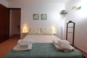 מיטה או מיטות בחדר ב-Casa das Andorinhas