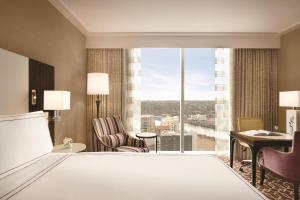 Postel nebo postele na pokoji v ubytování Fairmont Austin Gold Experience