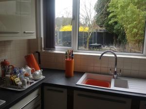 Oakleigh 1 bed ground floor garden view apartment FREE ONSITE PARKINGにあるキッチンまたは簡易キッチン