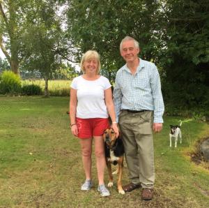 un hombre y una mujer de pie junto a un perro en Seatonwood Villas, en Swannanoa