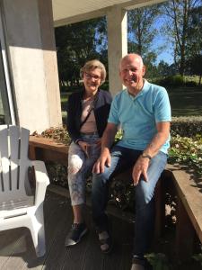 un hombre y una mujer sentados en un banco en Seatonwood Villas, en Swannanoa