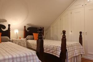 Ліжко або ліжка в номері Luxury VILLA CAMÉLIA. Mountains, golf, horses, levada walks.