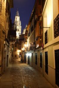 een lege straat 's nachts met een kathedraal op de achtergrond bij Eurico in Toledo