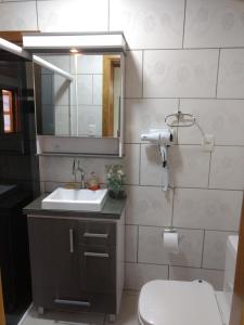 Phòng tắm tại Casa das Palmeiras + Quiosque