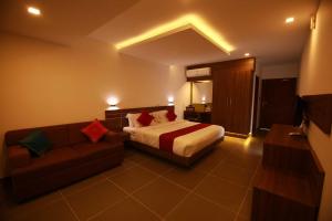 Llit o llits en una habitació de Silver Storm Resort Athirappilly