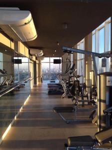 um ginásio com equipamento cardiovascular num edifício em Amazing Apartament em Buenos Aires