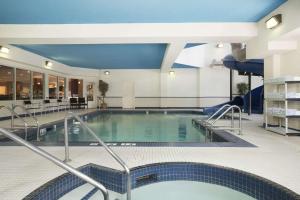 Bazén v ubytování Travelodge by Wyndham Strathmore nebo v jeho okolí